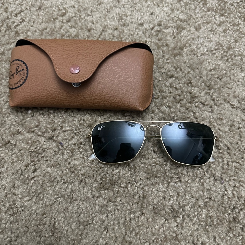 Ray-Ban Caravan Sunglasses Gold Frame Black Lens and Brown Case